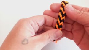 Пошаговое руководство по браслету, Как сплести браслет из атласных шнуров.