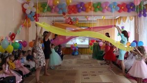 Красивый танец Мам и дочек на выпускном с тканями