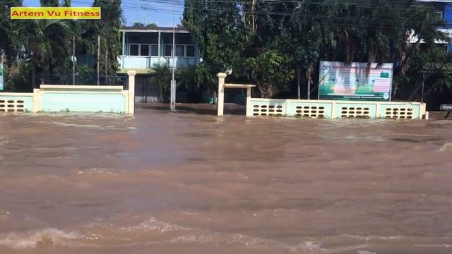 ТАИЛАНД ЕДА В АЭРОПОРТУ НАВОДНЕНИЕ ПО ДОРОГЕ ИЗ БАНГКОКА В ХУАХИН смотреть онлайн