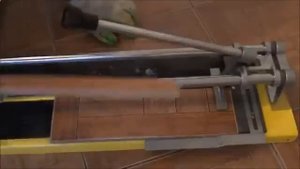Резка плитки ручным плиткорезом