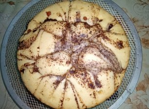 Бисквитный пирог в мультиварке с вареньем, изюмом и шоколадом.