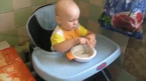 Ваня ест кашу