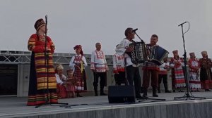 В мансарде под крышей, То громче, то тише, Играет гармошка. То будто смеется, А то вдруг зальется,