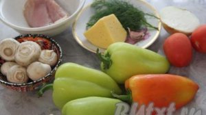 Половинки перцев, фаршированные курицей и грибами в духовке