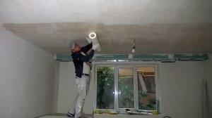 Клею стеклохолст на потолок. Защита потолка из гипсокартона от трещин