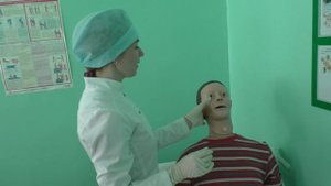 32 Закапывание капель в глаза