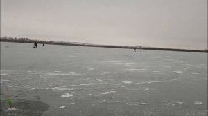 Рыбалка на судака по первому льду. Река ИЖ.