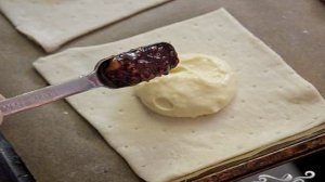 Датские булочки с марципаном и джемом