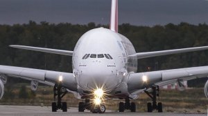 Airbus А380 на фоне споттеров. Посадка и взлет самолета-гиганта в Домодедово.