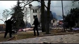 Видео первых минут после бомбардировки драмтеатра в Мариуполе 2022
