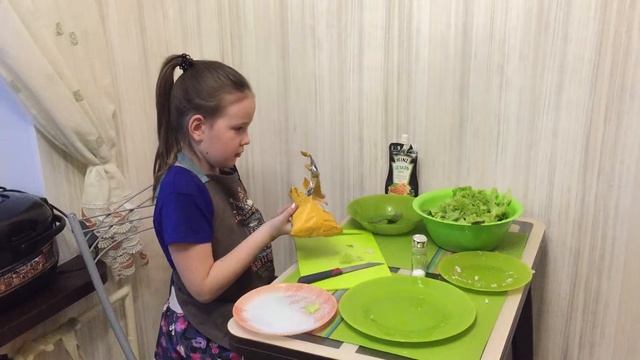 Мисс_Кристина готовит салат Цезарь. смотреть онлайн