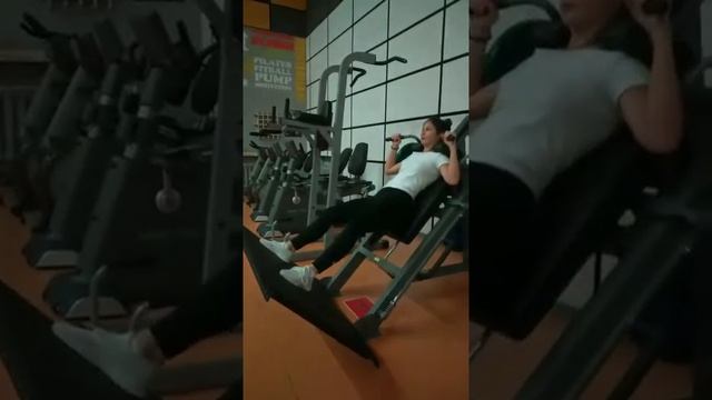 Приседания в Гаке со средней постановкой ног