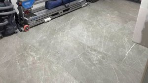 Укладка крупного керамогранита, полы в квартире площадью 60 м2
