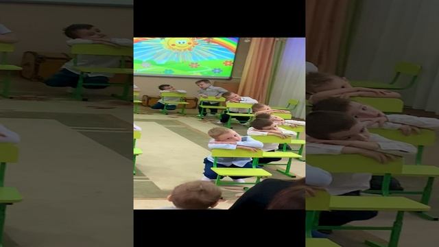 танец мальчиков на утреннике к 8 Марта!