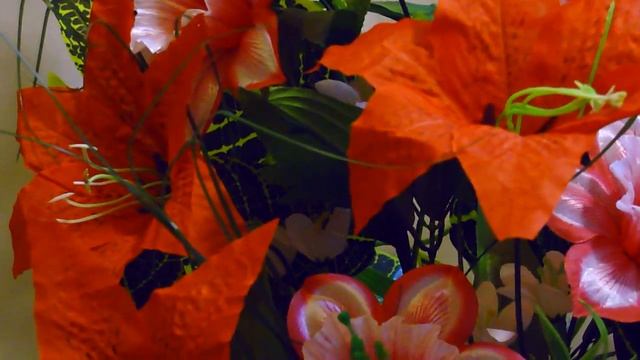 Корзина лилий на могилу от интернет магазина MosRosRitual.ru смотреть онлайн