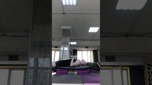 Жим гантелей узким хватом. Французский жим лежа с гантелями.  Фитнес. Силовой тренинг. Выносливость