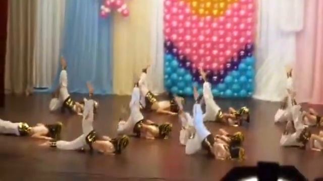 Танец Египта. Танцуют в 1 школе.