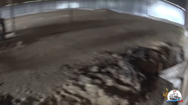 Снова строим стену в зерновом ангаре. Буксовка на тракторе МТЗ-82 с ПКУ-0.8.