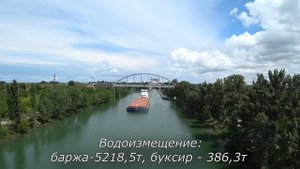 Буксирное судно проекта 81 с баржей проекта 82 в Волгодонске.