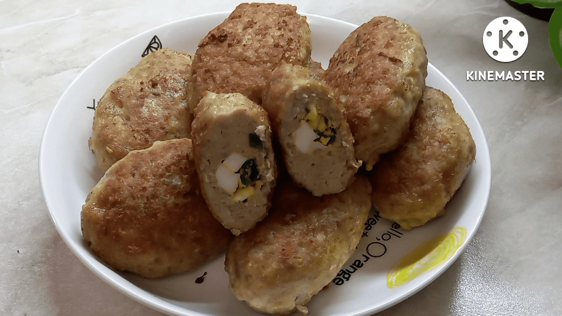Мясные зразы с резаным яйцом и зеленым луком, как в детстве.