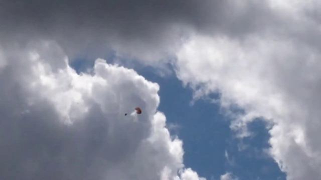 Глубокая спираль на параплане.