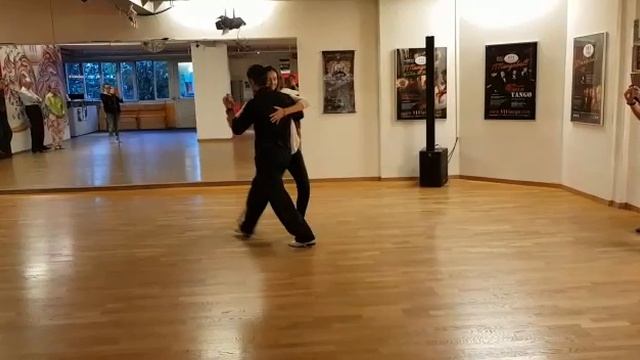 Beginner Argentine TANGO CLASS. Change of weight cross system by Gonzalo and Mariel