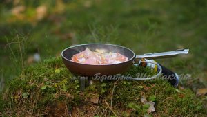 ЖАРЕНЫЙ КАРТОФЕЛЬ с беконом и яйцами В ЛЕСУ под пение ПТИЦ