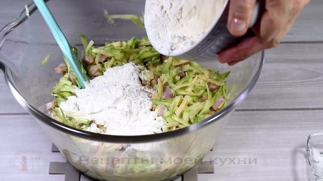 Рецепт из кабачков. Пирог с кабачками с ветчиной и сыром. Гости его очень любят. Сочный и нежный!