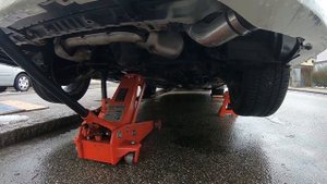Как открыть машину с севшим аккумулятором и без ключа. Open a car dead battery, without a key.