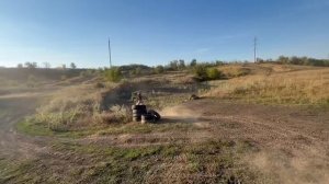 пацанчик упал на мотике. 😂