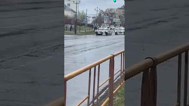 -=Танк Т-80БВМ не справился с управлением и врезался в светофор в Хабаровске=- смотреть онлайн