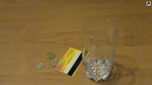 Трюк фокус с монетами, стаканом, кредиткой и водой