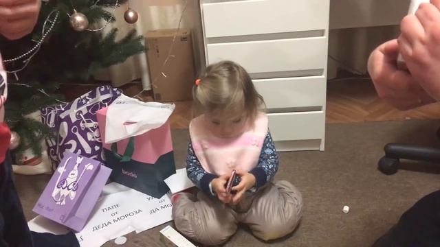 Пришли домой, а под елкой ПОДАРКИ всем от ДЕДА МОРОЗА! смотреть онлайн