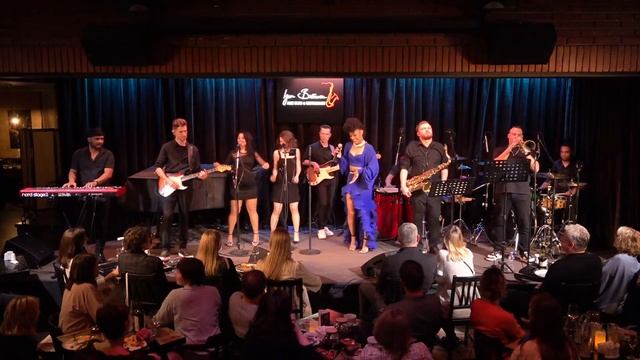 Live: Iliana Sanchez и её группа