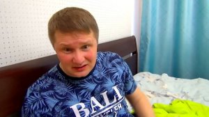 Игорь и папа сонные играют вместе веселятся и Проспали в садик