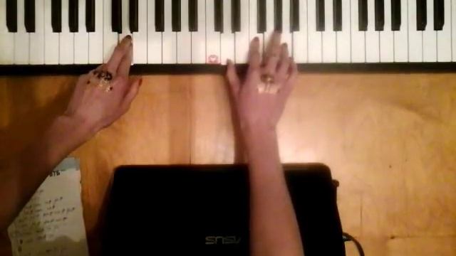 Как сыграть на пианино аккорд Dm смотреть онлайн