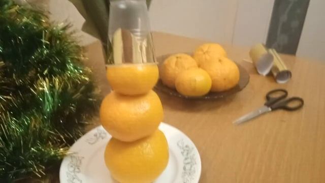 Снеговики из мандарин. Украшение новогоднего стола.