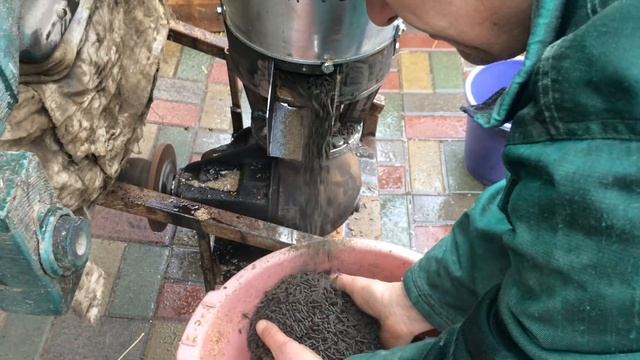 гранулятор с матрицей 200мм своими рукамиПервый пуск неподвижная матрица притирка гранулятора смотреть онлайн