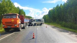 На трассе в Нефтеюганском районе «ПАЗик» врезался в КАМАЗ