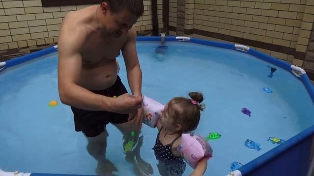 Купаемся в бассейне и ловим рыбу смотреть онлайн