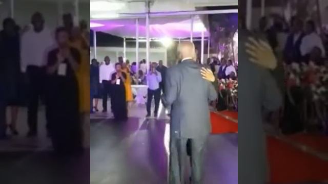 José Eduardo dos Santos em grandes passadas na gala em sua homenagem.