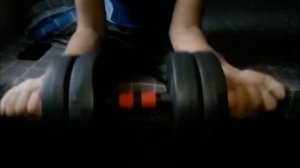 как качать кисти с гантелями