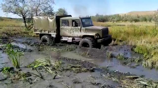 Егерь болотоход по болотам Алматы.