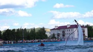 Удивительные полеты  над водой: потрясающее  водное шоу