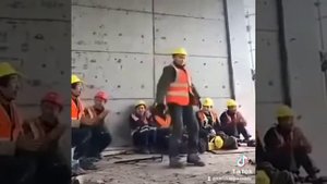 Китаец танцует на стройке. Робота давай!