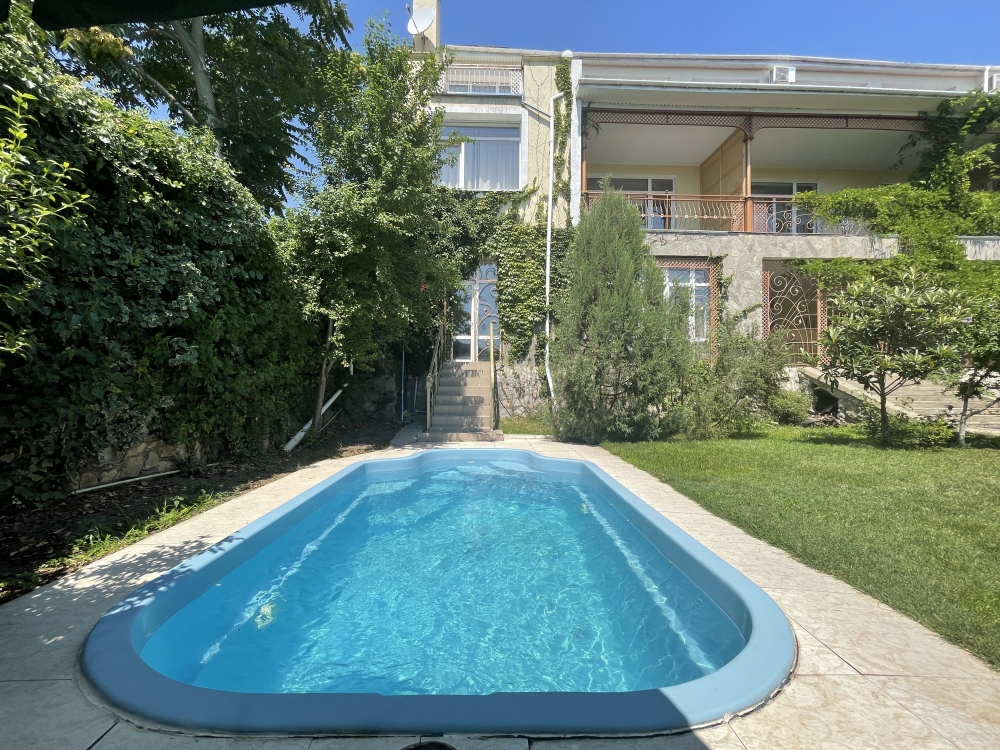 Домовладение с бассейном в Ялте