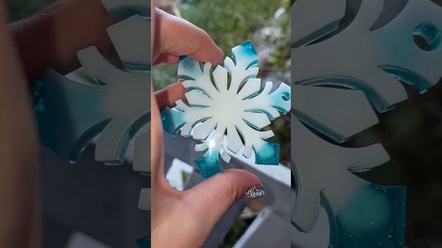 Мои первые снежинки из эпоксидной смолы ?