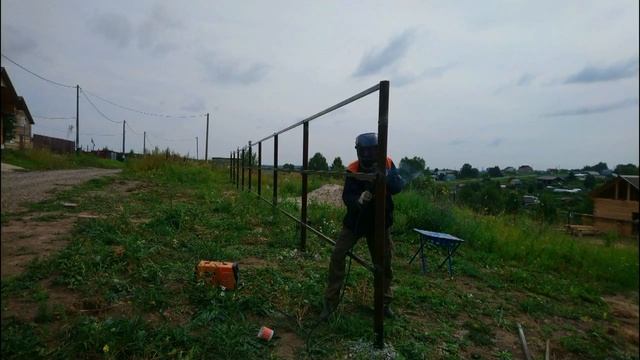 Забор на склоне из профлиста с декором с помощью электродрели. Какова цена забора, смета. смотреть онлайн