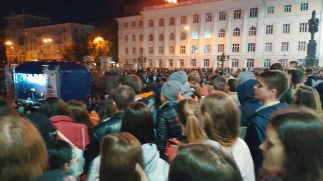 Ночь музыки город Екатеринбург. Хедлайнер вечера певица Марув (MARUV) PROСТЫЕ ЛЮДИ смотреть онлайн