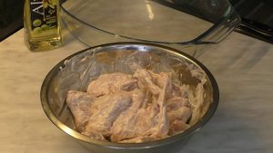 Куриные крылья с аджикой и сметаной в духовке